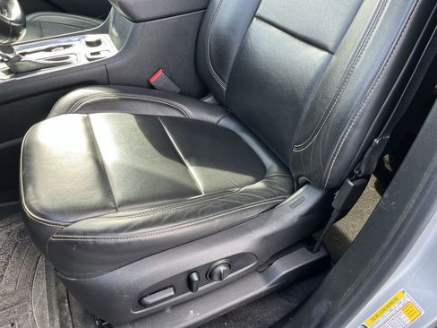 Used 2019 Chevrolet Traverse LT image 18