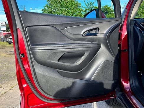 Used 2021 Buick Encore Preferred AWD/4WD image 22