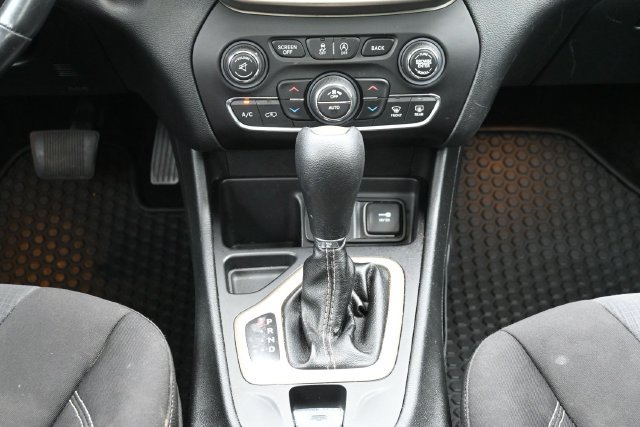 Used 2015 Jeep Cherokee Latitude w/ Comfort/Convenience Group FWD image 23