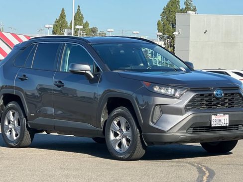 Used 2022 Toyota RAV4 LE AWD/4WD image 5