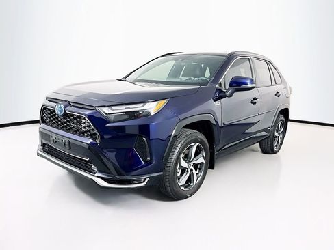 Used 2024 Toyota RAV4 SE image 3