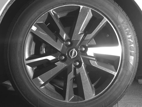 Used 2025 Nissan Versa SV image 12