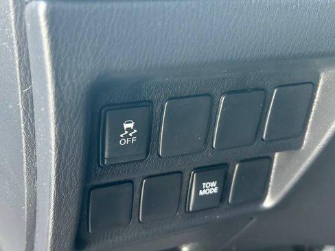 Used 2020 Nissan Pathfinder S FWD image 43
