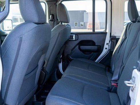 Used 2024 Jeep Wrangler Unlimited image 11