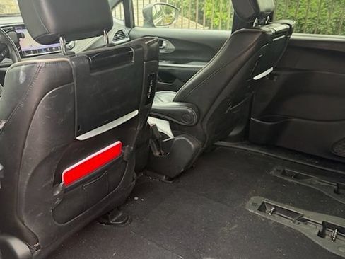 Used 2022 Chrysler Pacifica Limited w/ Uconnect Theater Family Group FWD image 7