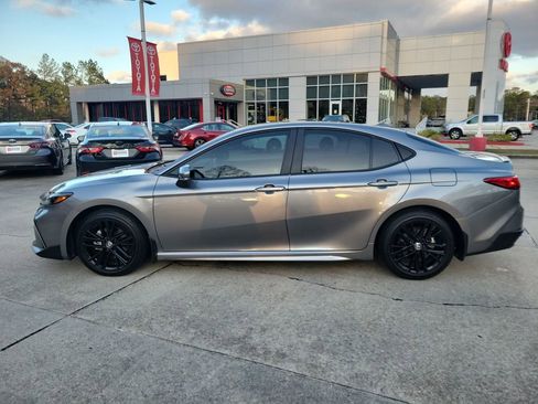 Used 2025 Toyota Camry SE image 2
