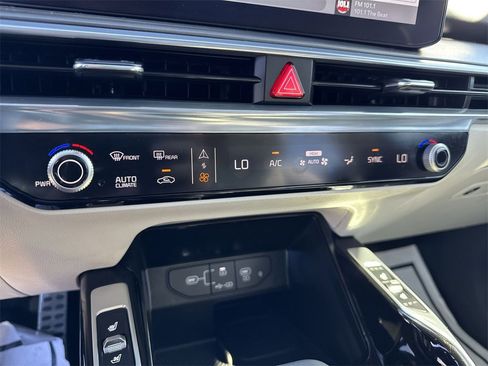 Used 2025 Kia Sorento SX image 19