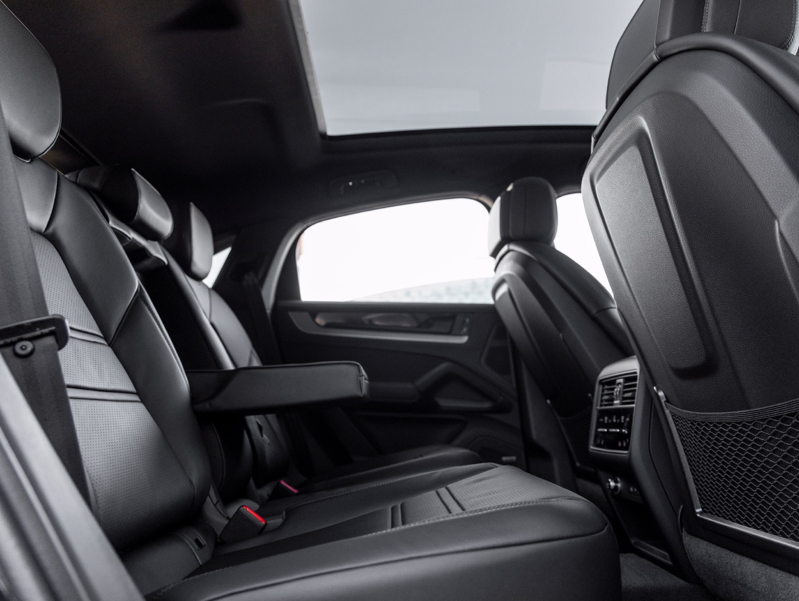 Certified 2026 Porsche Cayenne E-Hybrid Coupe AWD/4WD image 39