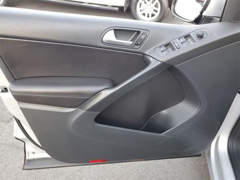 Used 2017 Volkswagen Tiguan S image 19