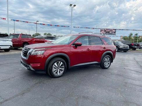 Used 2025 Nissan Pathfinder SL FWD image 2