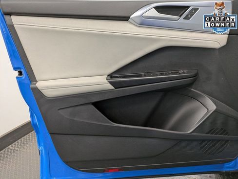 Used 2025 Volkswagen Taos SE w/ Panoramic Sunroof Package image 9