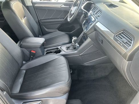 Used 2023 Volkswagen Tiguan SE w/ Panoramic Sunroof Package FWD image 9