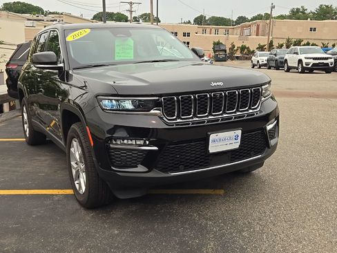 Used 2023 Jeep Grand Cherokee Limited w/ Luxury Tech Group II AWD/4WD image 3