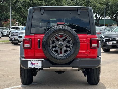 Used 2025 Jeep Wrangler Unlimited Sport AWD/4WD image 4