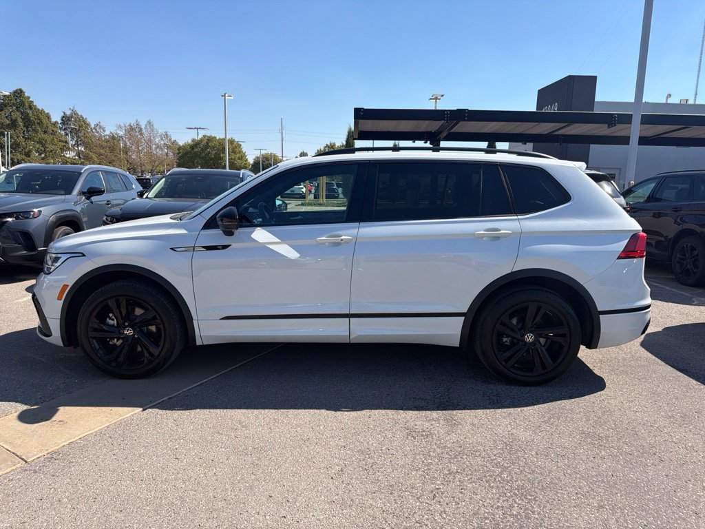Used 2024 Volkswagen Tiguan SE R-Line FWD image 2