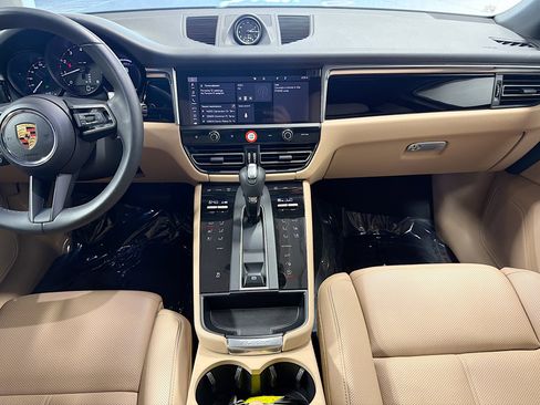 Certified 2025 Porsche Macan image 19