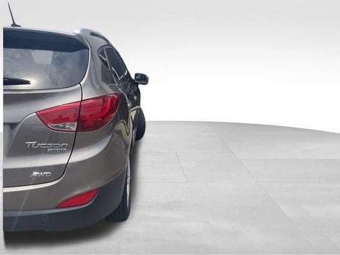 Used 2010 Hyundai Tucson Limited AWD/4WD image 7