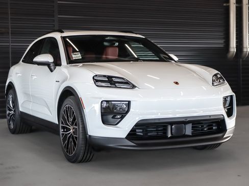 New 2026 Porsche Macan 4 Electric image 7