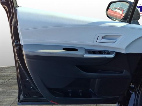 Used 2025 Toyota Sienna LE image 11