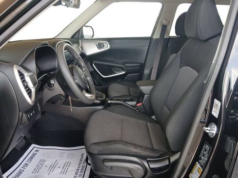 Used 2025 Kia Soul LX FWD image 9