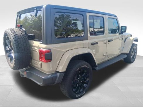Used 2022 Jeep Wrangler Unlimited Sahara w/ Cold Weather Group AWD/4WD image 7