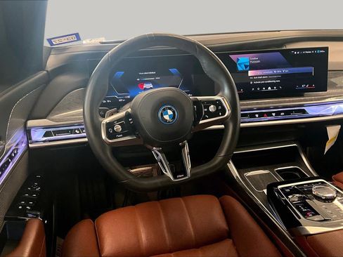 Used 2025 BMW i7 xDrive60 AWD/4WD image 16