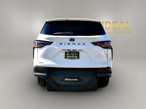 Used 2025 Toyota Sienna LE FWD image 5