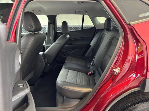 Used 2025 Chevrolet Trax LT w/ LT Convenience Package FWD image 25