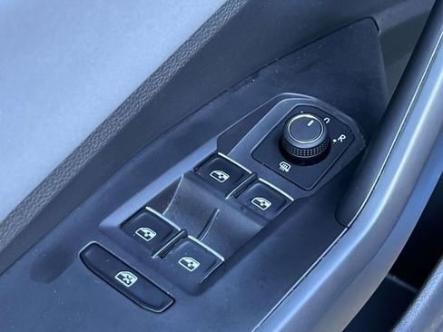 Used 2025 Volkswagen Jetta SE FWD image 17