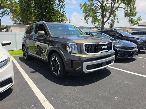 Used 2025 Kia Telluride EX w/ EX Captain's Chair Package FWD image 3