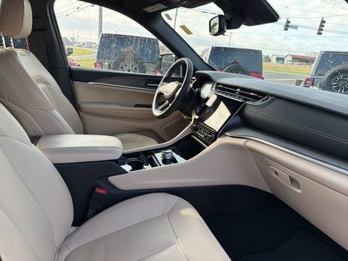 Used 2023 Jeep Grand Cherokee Limited w/ Black Appearance Package image 24