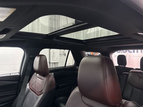 Used 2022 Ford Explorer Platinum w/ Equipment Group 601A AWD/4WD image 36