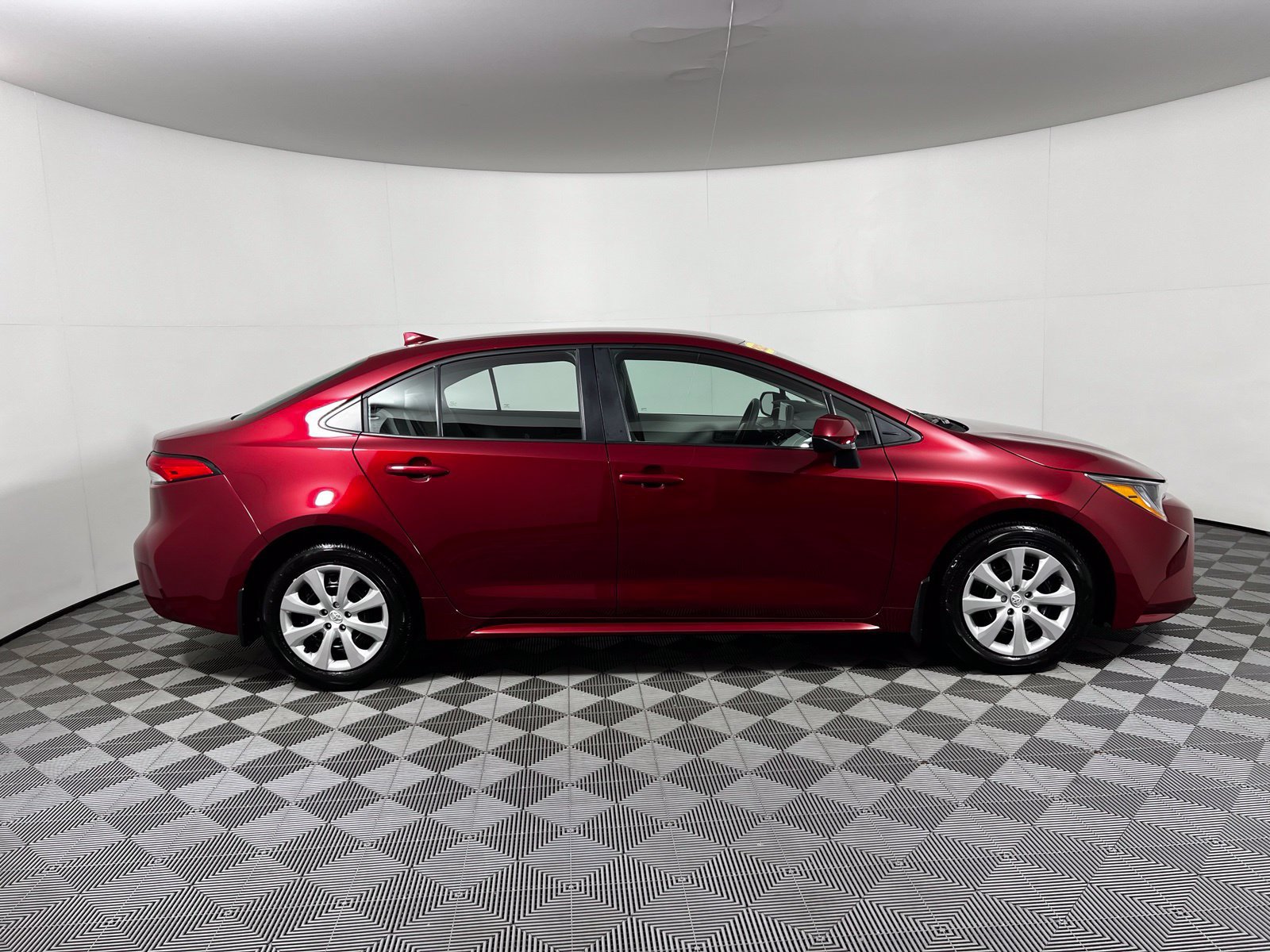 Certified 2025 Toyota Corolla LE FWD image 4