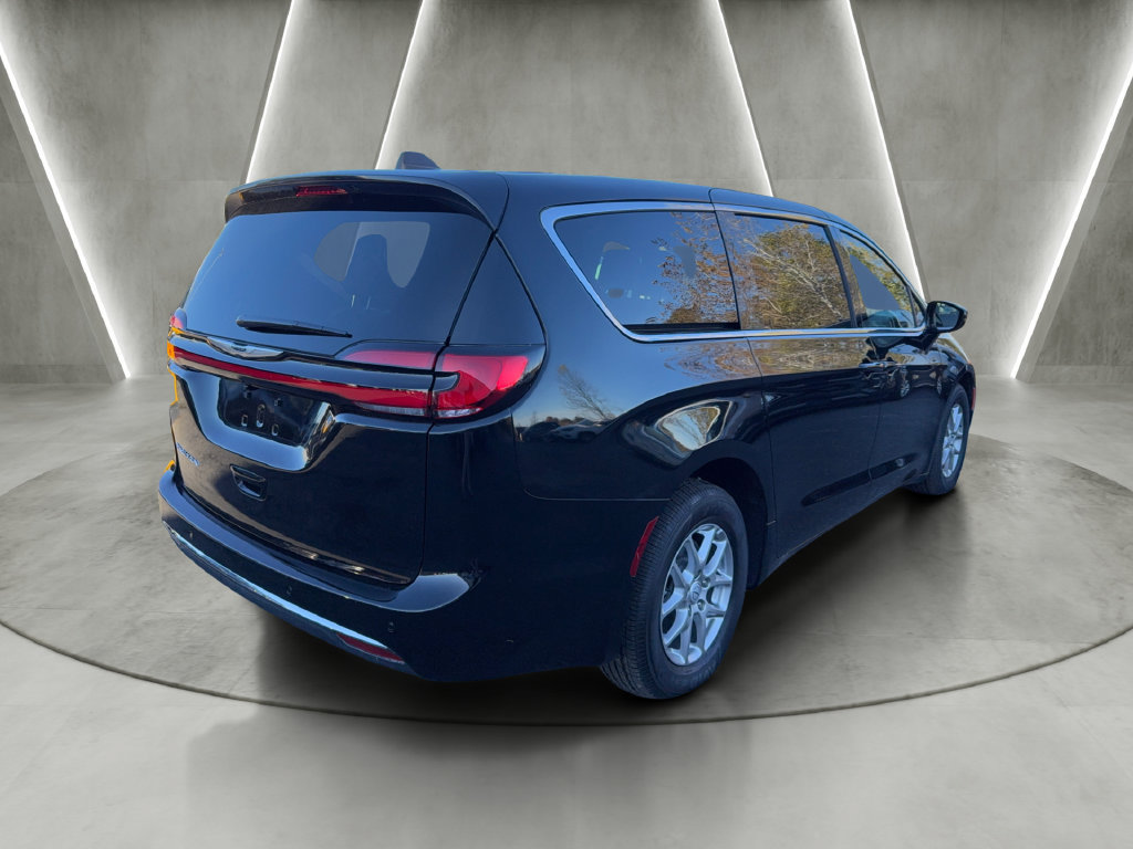 Used 2026 Chrysler Pacifica Select FWD image 7