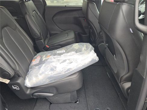 New 2026 Chrysler Voyager LX image 9