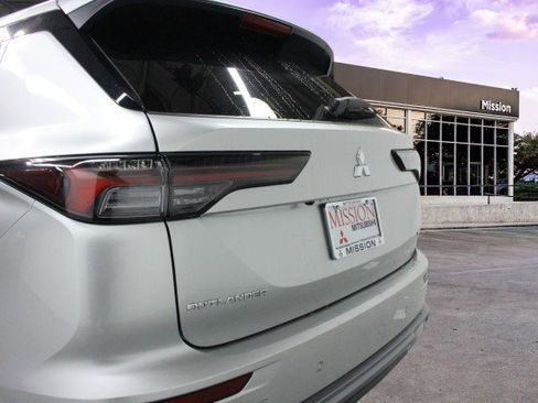 New 2025 Mitsubishi Outlander SE image 4