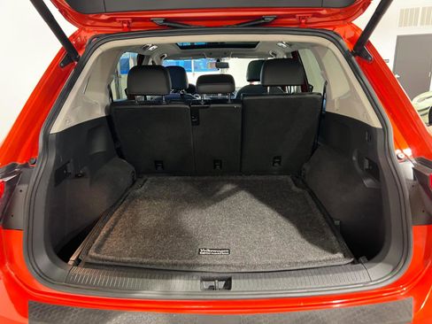 Used 2018 Volkswagen Tiguan SEL AWD/4WD image 32