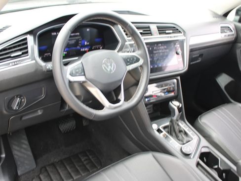 Certified 2024 Volkswagen Tiguan SE w/ Panoramic Sunroof Package AWD/4WD image 8