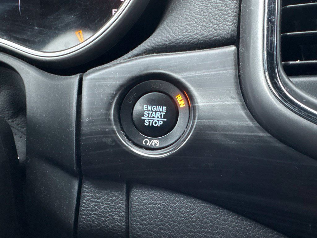 Used 2021 Jeep Grand Cherokee Laredo AWD/4WD image 27