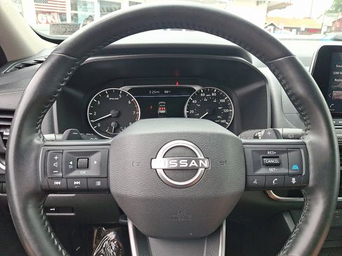 Used 2025 Nissan Rogue SV AWD/4WD image 18
