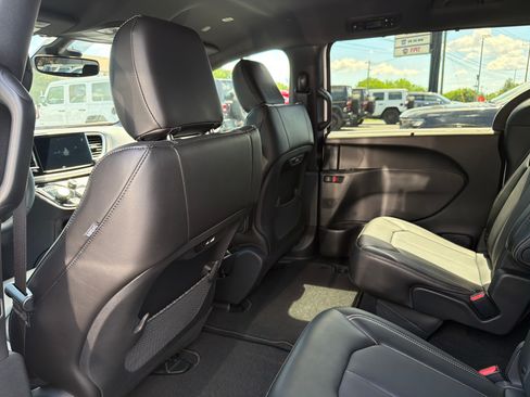 Used 2025 Chrysler Pacifica Select FWD image 13