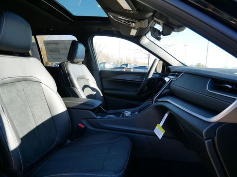 New 2025 Jeep Grand Cherokee Laredo image 22