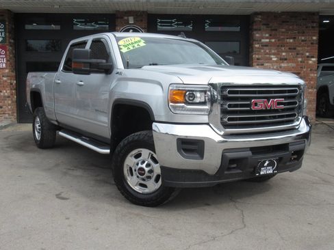 Used 2017 GMC Sierra 2500 SLE w/ Suspension Package, Off-Road AWD/4WD image 2