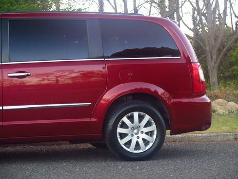 Used 2016 Chrysler Town & Country Touring w/ Driver Convenience Group FWD image 26
