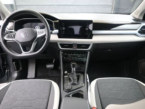 Used 2025 Volkswagen Taos SE w/ Panoramic Sunroof Package AWD/4WD image 18