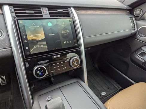 Certified 2024 Land Rover Discovery Dynamic SE image 11