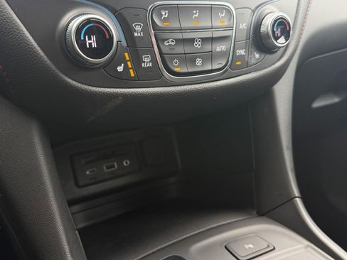 Used 2023 Chevrolet Equinox RS image 37