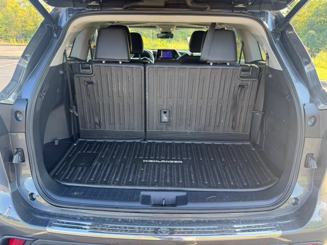 Used 2023 Toyota Highlander XLE FWD image 13