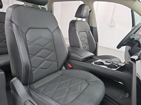 Certified 2024 Volkswagen Atlas SE image 10