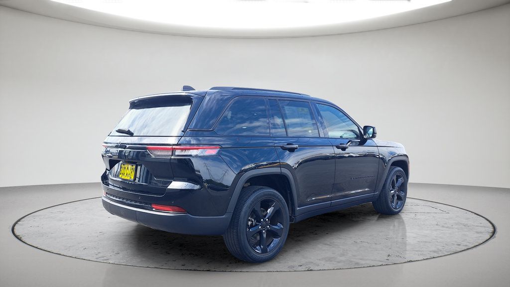 Used 2023 Jeep Grand Cherokee Altitude AWD/4WD image 5